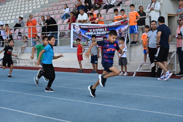 Osmaniye Kadirli'de atletizm şenliğinde 50'si kız 105 ilkokul öğrencisi yarıştı