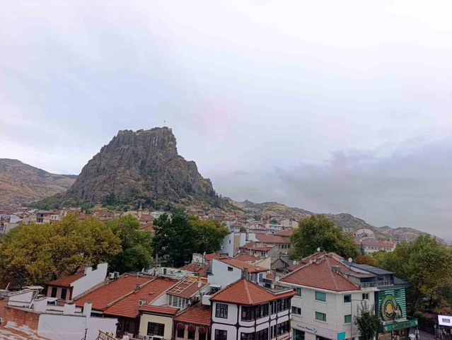 Afyonkarahisar'da yağmurlu hava etkili, sıcaklık 10 dereceye kadar indi