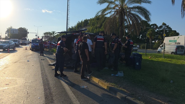 Manavgat D-400'de tur minibüsü ve 2 otomobil çarpıştı, 14'ü turist 16 kişi yaralandı