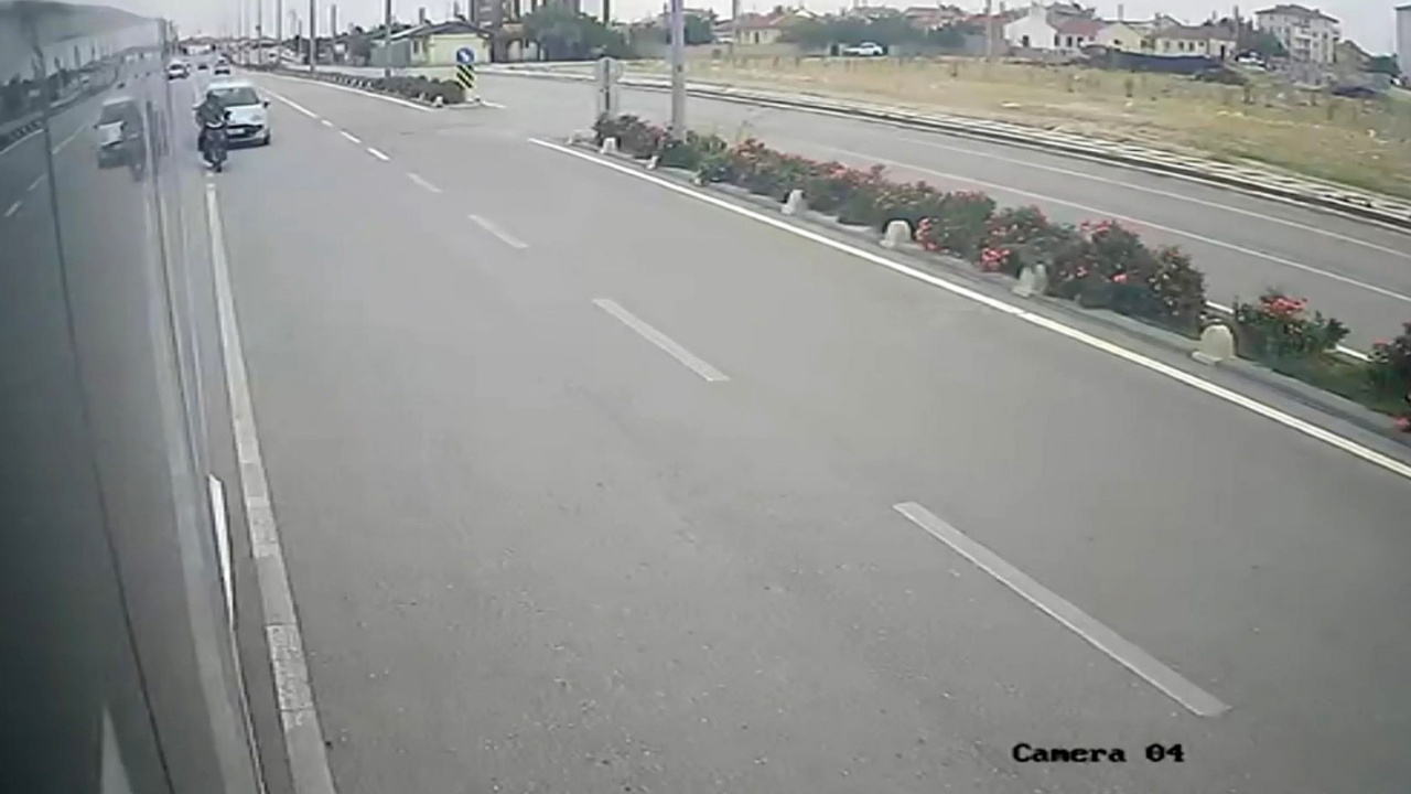 Otomobil elektrikli bisiklete çarptı: Sürücü metrelerce savruldu