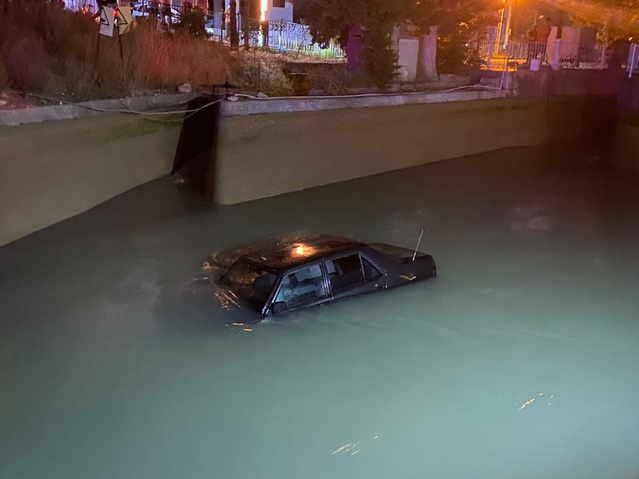 Silifke'de kanala düşen otomobilin sürücüsü hafif yaralandı, araç vinçle çıkarıldı