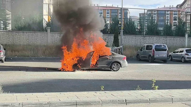 Erzurum Palandöken'de alev alan otomobilde art arda patlamalar yaşandı