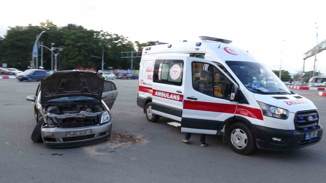 Malatya'da iki otomobil çarpıştı, Malatya-Ankara kara yolunda 3 kişi yaralandı