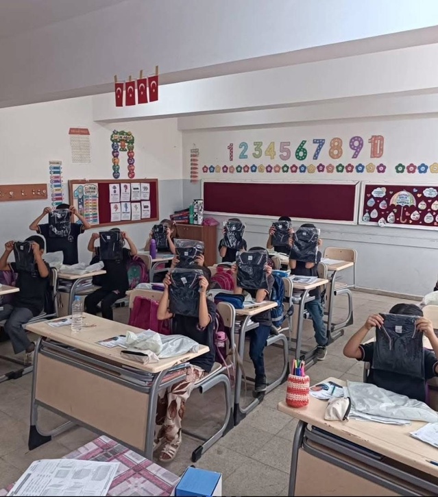 Almanya'daki iş adamı Demiroğlu, Çermik'te 200 öğrenciye okul forması bağışladı
