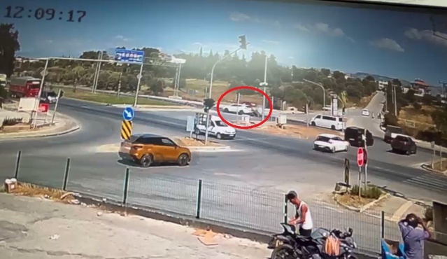 Manavgat'ta kırmızı ışık ihlali yapan otomobile motosiklet çarptı, 2 kişi yaralandı