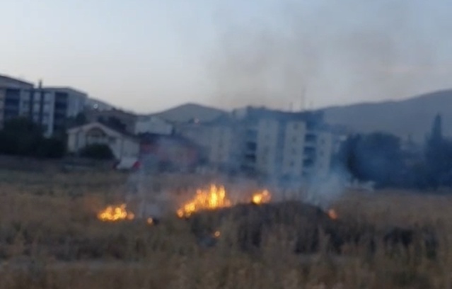 Hakkari Yüksekova'da anız yangını itfaiyenin müdahalesiyle büyümeden söndürüldü