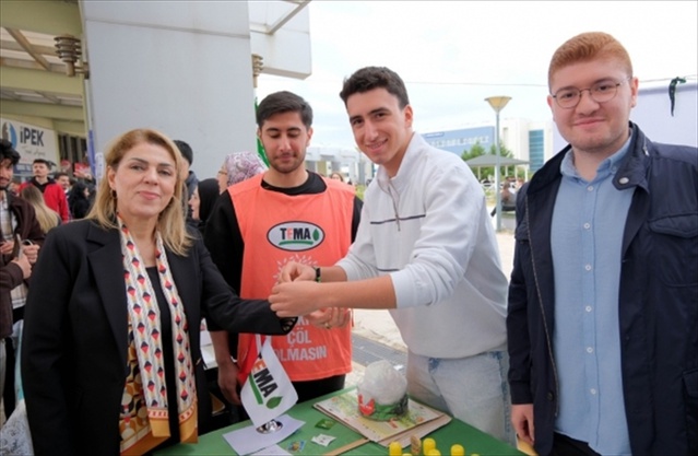 Kırklareli Üniversitesi'nde kulüp tanıtım etkinliği bando gösterisiyle başladı