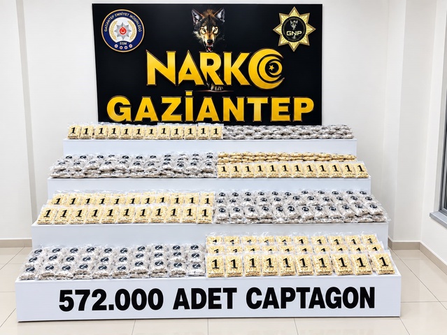 Gaziantep'te çöp arasına gizlenen 8 valizde 572 bin captagon hap ele geçirildi