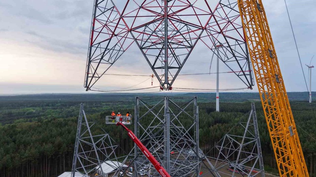Brandenburg'da 365 metre yüksekliğinde dünyanın en yüksek rüzgar türbini kuruldu