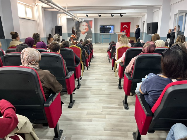 Vali Duru, bağımlılıkla mücadelede aile ve eğitimcilere sorumluluk düştüğünü söyledi