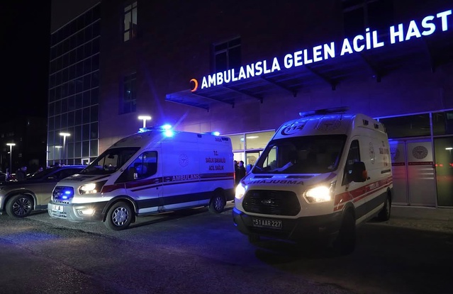 Niğde Bor'da tır hafif ticari araçla kafa kafaya çarpıştı, 2 kişi öldü, 1 yaralı