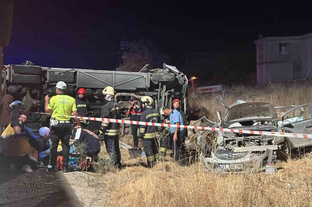 Gaziantep Nurdağı'nda yolcu minibüsü otomobille çarpıştı, 5 ölü, 13 kişi yaralandı