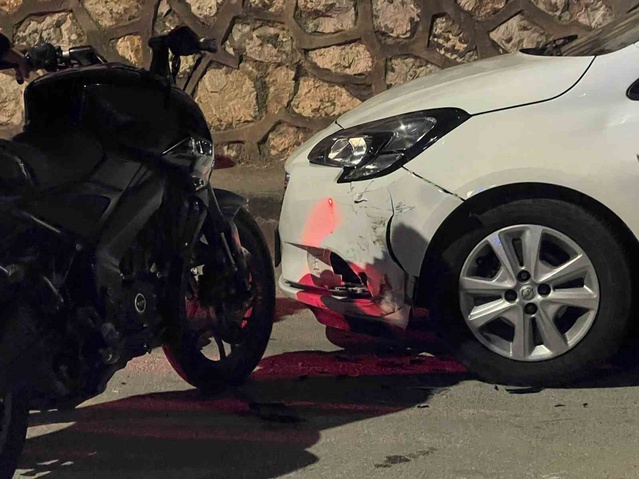 Bursa Mudanya'da motosiklet park halindeki otomobile çarptı, 2 kişi yaralandı