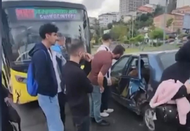 Başakşehir'de İETT otobüsüyle çarpışan otomobildeki 3 kişi yaralandı