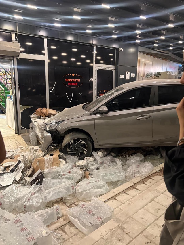 Adana Sarıçam'da iki otomobil kısa aralıklarla aynı mağazaya girdi, 2 kişi yaralandı