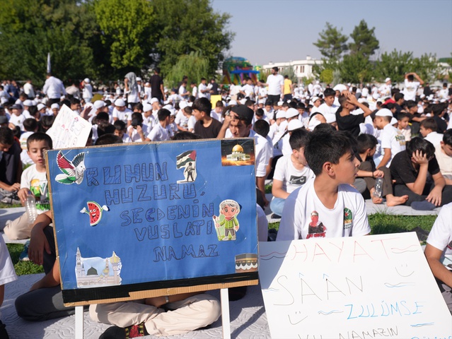 Diyarbakır'da 7-12 yaş çocuklar Hayat Namazla Güzeldir finalinde ikindi namazı kıldı