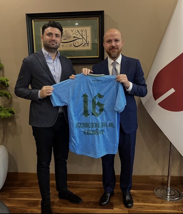 Bursaspor Başkanı Çelik, fethin 700. yılı formasını Bilal Erdoğan'a takdim etti