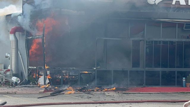 Sakarya Serdivan'da restoran yangınının dumanları şehrin birçok noktasından görüldü