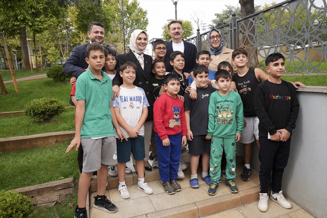 Aile ve Sosyal Hizmetler Bakanı Göktaş Bahçelievler'de vatandaş ve esnafla buluştu