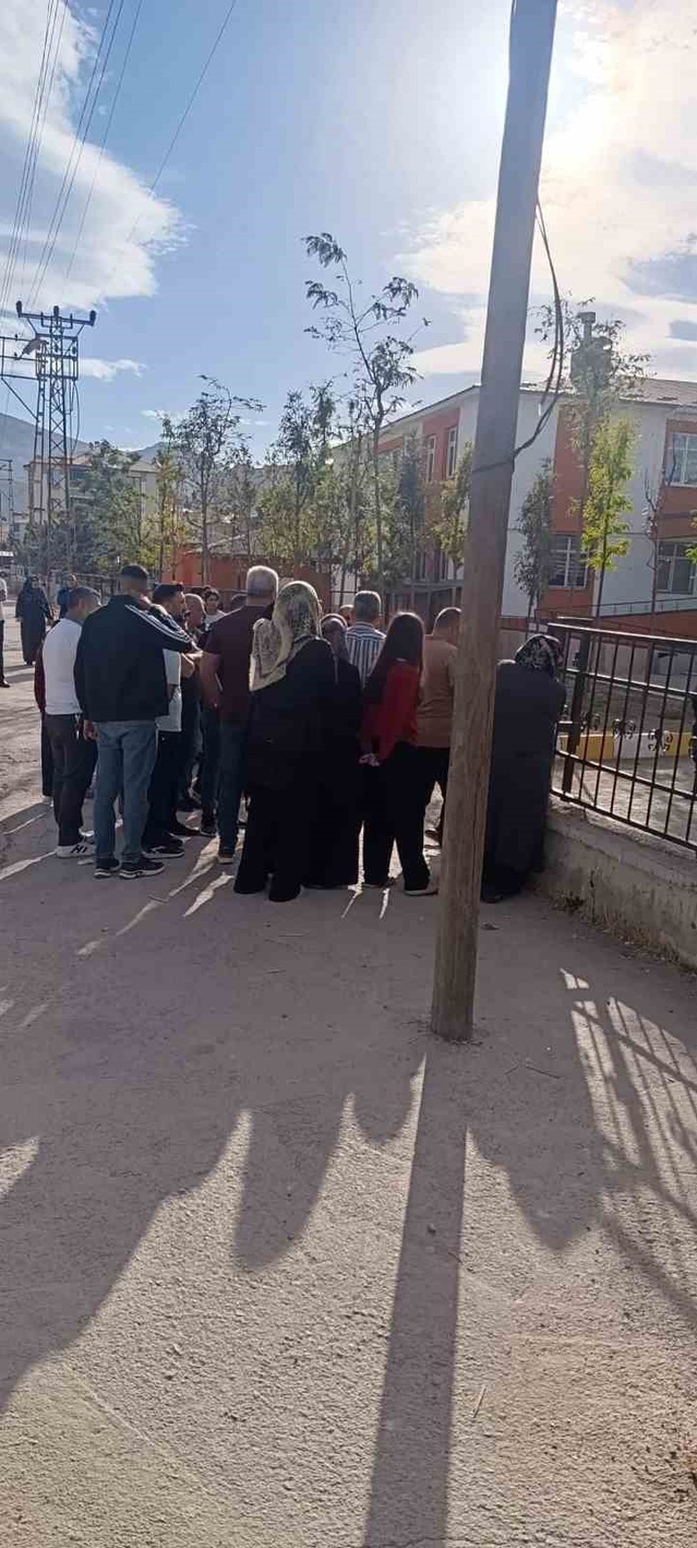 Van Tuşba'da okula pompalı tüfekle gelen öğrencinin silahına polis el koydu