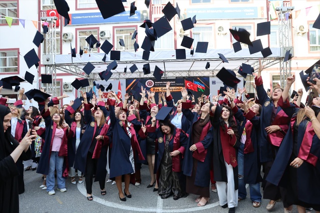 Atatürk Üniv. Açık ve Uzaktan Öğretim Fakültesinden 200 öğrenci Bakü'de mezun oldu