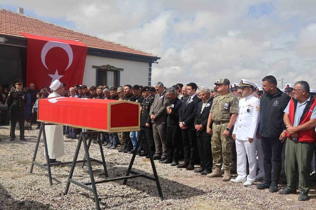 Konya Emirgazi'de düğünde hayatını kaybeden Uzman Çavuş Serkan Deveci toprağa verildi