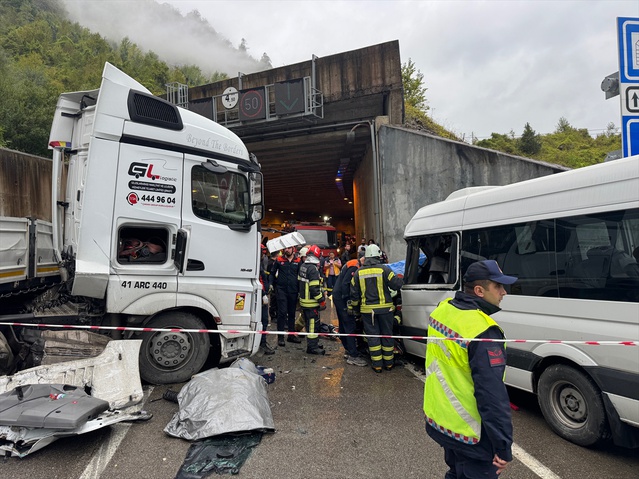 Bartın'da minibüs ve tır çarpıştı, 1 kişi hayatını kaybetti, 11 kişi yaralandı