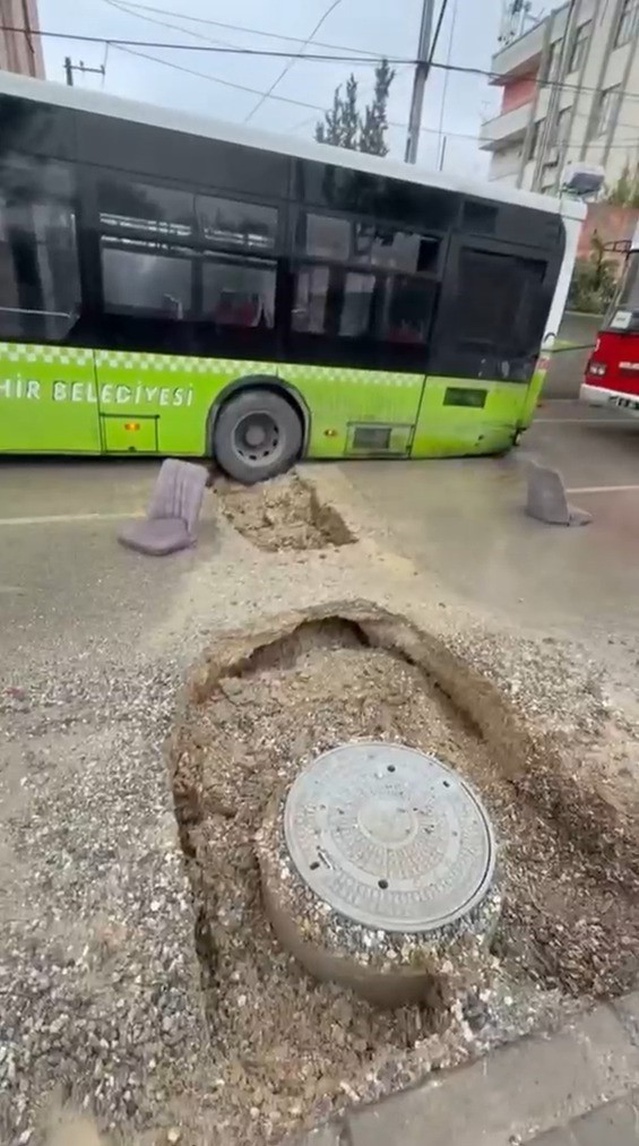 Adana Yüreğir'de çukura düşen belediye otobüsü çıkarıldı, yaralanan olmadı