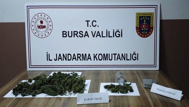 Jandarma Bursa İnegöl'de evde 1 kilo 71 gram kubar esrar buldu, 1 kişi gözaltına alındı