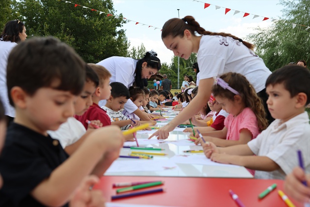 Iğdır'daki Şuşa Anaokulunda düzenlenen etkinlikte Har-ı Bülbül renklendirildi