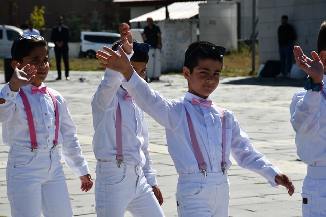 Sarıkamış'ta İlköğretim Haftası Kafkas dansı ve şiirlerle kutlandı