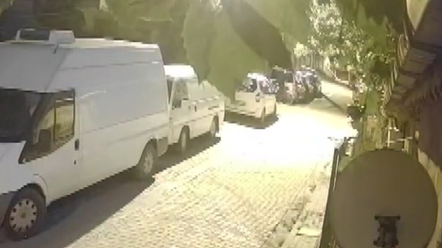 Avcılar'da motosiklet çalındı, servis minibüsünden 4 jant kapağı söküldü