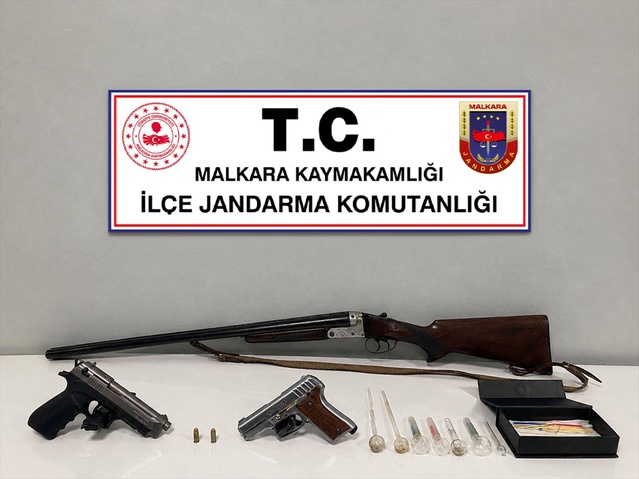Malkara'da jandarma operasyonunda 7 uyuşturucu aparatı ve ruhsatsız silah bulundu