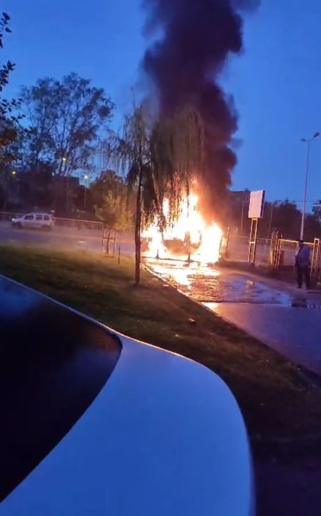 İstanbul Arnavutköy'de seyir halindeki kamyonet alev topuna döndü, maddi hasar oluştu