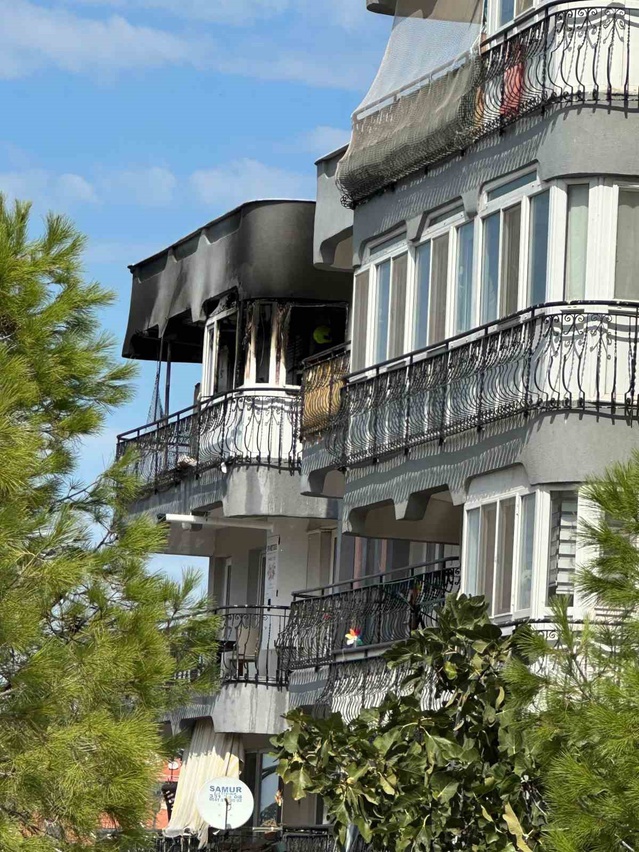 Ayvalık'ta 5 katlı binanın üst katındaki dairede çıkan yangında can kaybı olmadı
