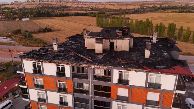 Konya Beyşehir'de 5 katlı binanın çatısındaki yangında mahsur kalan usta kurtarıldı