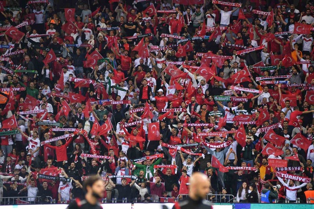 Kocaeli'de Fransa-Türkiye UEFA Uluslar A Ligi mücadelesi taraftar coşkusuyla başladı