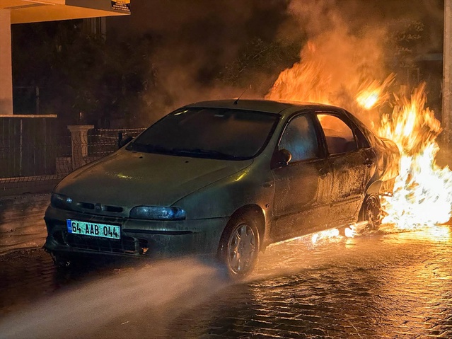 Uşak'ta park halindeki otomobilde yangın hasara yol açtı, kundaklama şüphesi var