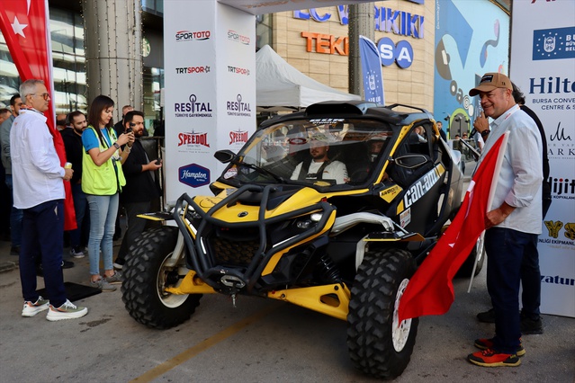 Baja Arca Bursa'da seremonik startla başladı; 18 araç 36 sporcu prologda yarışıyor.