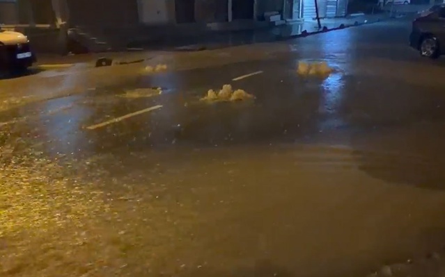 İstanbul'u sağanak esir aldı! Alt geçit kapandı, yollar göle döndü
