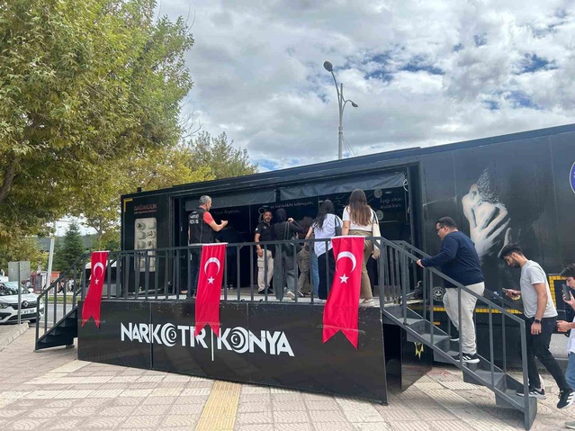 Narko Tır, İnönü Üniversitesi'nde öğrencileri uyuşturucuya karşı bilgilendirdi.