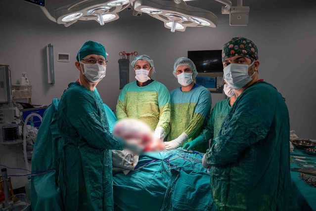 Karın ağrısı şikayetiyle hastaneye başvurdu, yumurtalığından 4 bebek ağırlığında kitle çıktı