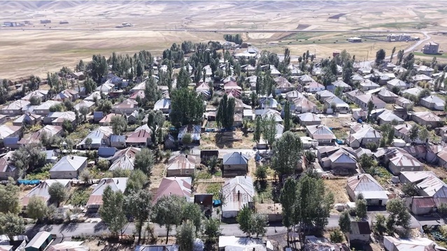 Hakkari Yüksekova'da 220 haneli Doğanlı köyü simetrik yapısıyla havadan görüntülendi