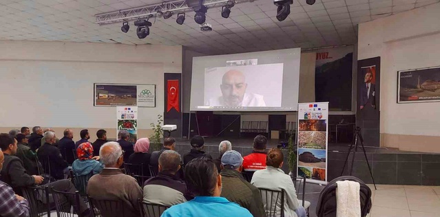 Afyonkarahisar Sultandağı'nda üreticiler kuşburnu ve badem eğitimi aldı