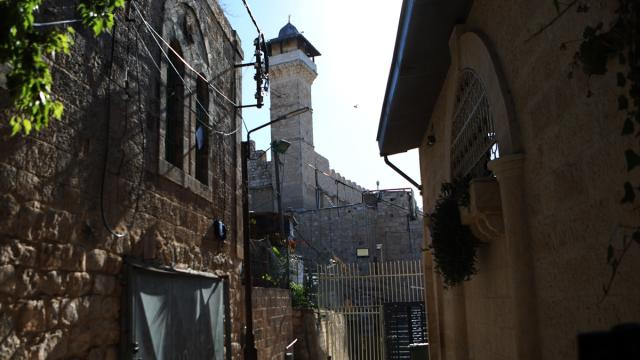 İşgalci İsrail, El Halil'deki Haremi İbrahim Camisi'ni Yahudi bayramları bahanesiyle Müslümanlara kapattı