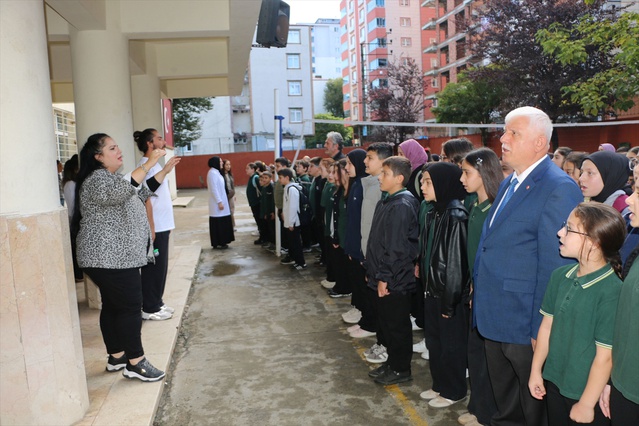 Of'ta İlçe Milli Eğitim Müdürü, bayrak töreninde öğrencilere tavsiyelerde bulundu