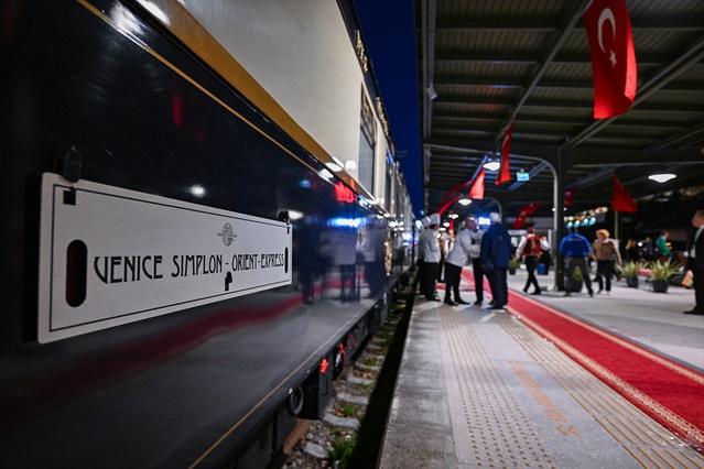 Orient Express, yılın ikinci seferinde 70'ten fazla yolcuyla Bakırköy Garı'na ulaştı