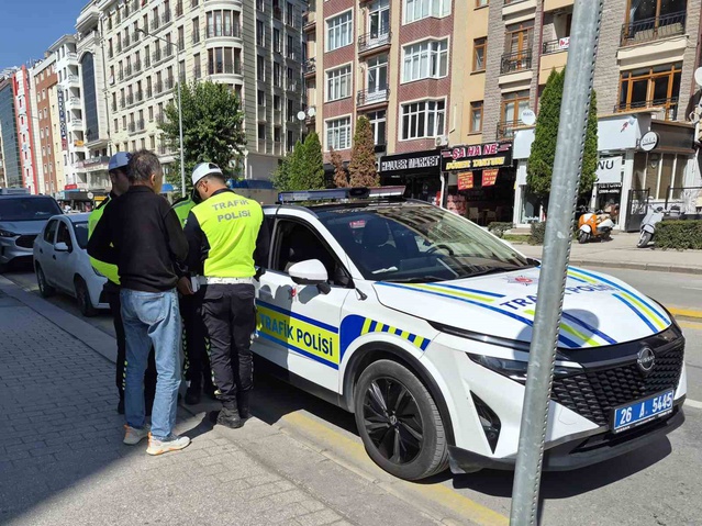 Eskişehir Tepebaşı'nda otomobille çarpışan motosiklet devrildi, sürücü yaralandı