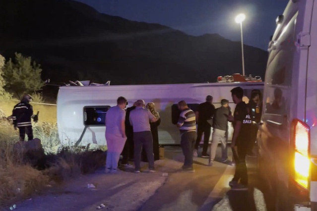 Gaziantep’te yolcu minibüsü ile otomobil çarpıştı: 5 ölü, çok sayıda yaralı var