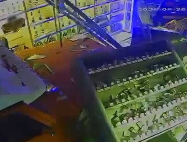 İddiaya göre Geyve'de veresiye talebi reddedilen kişi kamyonla tekel bayisine daldı